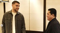 Di Instagram, Maarten Paes eksis dengan lebih dari 1,4 juta followers. Pemain FC Dallas ini disambut oleh Erick Thohir pada awal Januari 2024. Mereka tampak santap di restoran Jepang.  Foto: Instagram maartenpaes