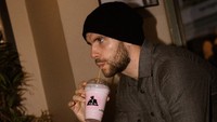 Take me back to London, tulis Maarten Paes di keterangan foto. Saat liburan di Inggris, ia tampak menikmati segelas minuman yang mirip smoothies. Foto: Instagram maartenpaes