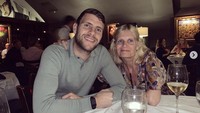 Di Dallas, Amerika Serikat, Maarten Paes menghabiskan banyak waktu dengan keluarga. Salah satunya makan malam bersama sang ibu. Di meja pun baru tersaji segelas wine. Foto: Instagram maartenpaes