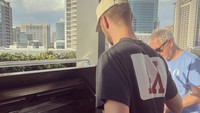 Momen hangat lainnya terlihat dari foto ini. Maarten Paes dan keluarga sedang membuat BBQ bersama. Kira-kira makanan apa ya yang dibungkus aluminium foil?  Foto: Instagram maartenpaes