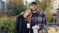 Bersama kekasihnya, Luna Bijl, Maarten Paes sedang di Utrecht, Belanda kala itu. Mereka menikmati suasana kota sambil menenteng segelas minuman hangat dan sekantong makanan. Foto: Instagram maartenpaes