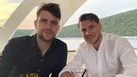 Liburan musim panas dinikmati oleh Maarten Paes dengan menaiki kapal. Tak lupa ada segelas minuman yang menemani momen santai itu. Foto: Instagram maartenpaes