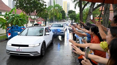 Potret Paus Fransiskus Naik Mobil Listrik di Singapura