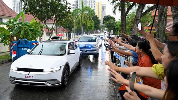 People line the road to catch a glimpse of Pope Francis as he arrives, during the last leg of his apostolic visit to Asia, in Singapore, September 11, 2024. REUTERS/Caroline Chia