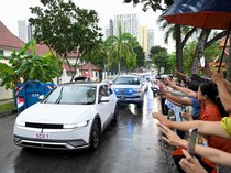Potret Paus Fransiskus Naik Mobil Listrik di Singapura