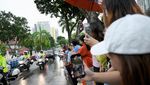 Potret Paus Fransiskus Naik Mobil Listrik di Singapura
