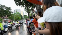 Paus Fransiskus telah tiba di Singapura, Rabu (11/9). Menariknya, pemimpin katolik sedunia itu tak naik mobil merakyat buatan Toyota lagi, melainkan mobil listrik Hyundai Ioniq 5. Sebagai pengingat, sebelum ke Singapura, Paus Fransiskus lebih dulu mengunjungi Indonesia, Papua Nugini dan Timor Leste. Dia naik mobil buatan Toyota di tiga negara tersebut.
