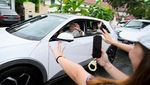Potret Paus Fransiskus Naik Mobil Listrik di Singapura