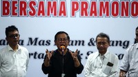 Pramono datang lebih dulu sekitar pukul 16.30 WIB dengan mengenakan setelan hitam-hitam.  