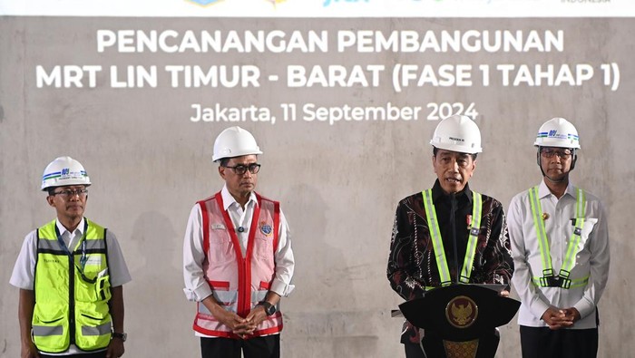 Presiden Jokowi canangkan pembangunan MRT Lintas Timur-Barat Presiden Joko Widodo (tengah) berbincang dengan Menhub Budi Karya Sumadi (kedua kiri), Dirut PT MRT Jakarta (Perseroda) Tuhiyat (kiri), Dubes Jepang untuk Indonesia Masaki Yashusi (kanan) dan Dubes RI untuk Jepang Heri Akhmadi seusai mencanangkan pembangunan fase 1 tahap 1 Mass Rapid Transit atau Moda Raya Terpadu (MRT) Jakarta Lintas Timur-Barat di Proyek Stasiun MH Thamrin, Jakarta, Rabu (11/9/2024). Pencanangan pembangunan lintasan baru Medan Satria Kota Bekasi ke Tomang Jakarta Barat sepanjang 24,5 km tersebut akan memperluas jangkauan MRT utara-selatan dari Lebak Bulus-HI yang telah beroperasi sejak Maret 2019. ANTARA FOTO/Sigid Kurniawan/foc.