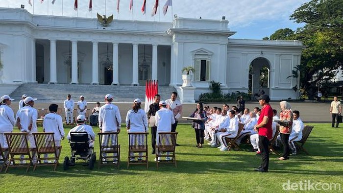Presiden Jokowi menyerahkan bonus untuk atlet peraih medali di Paralimpiade 2024, di Istana Merdeka, 11 September 2024. (Eva Safitri/detikcom)