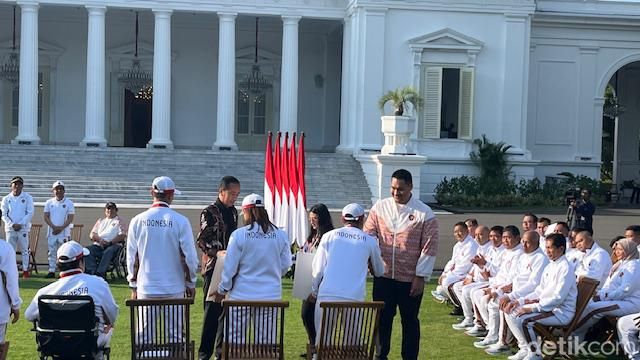 Presiden Jokowi menyerahkan bonus untuk atlet peraih medali di Paralimpiade 2024, di Istana Merdeka, 11 September 2024. (Eva Safitri/detikcom)