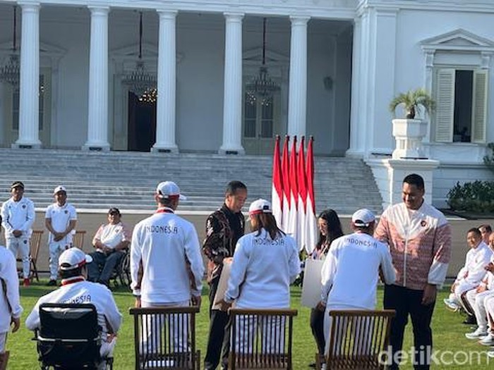 Presiden Jokowi menyerahkan bonus untuk atlet peraih medali di Paralimpiade 2024, di Istana Merdeka, 11 September 2024. (Eva Safitri/detikcom)