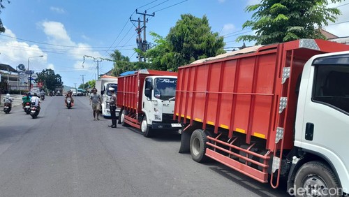 Satlantas dan Patroli Polres Klungkung menilang truk-truk yang melintas di jalur larangan masuk, di Jalan Rama Klungkung, Rabu (11/9/2024) (foto : Putu Krista/detikBali).
