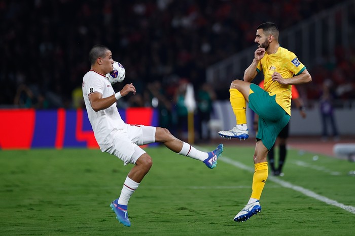JAKARTA, INDONESIA - SEPTEMBER 10: Aziz Behich of Australia (R) fights for the ball against Ragnar Oratmangun of Indonesia (L) during the FIFA World Cup Asian 3rd Qualifier Group C match between Indonesia and Australia at Gelora Bung Karno Stadium on September 10, 2024 in Jakarta, Indonesia. (Photo by Robertus Pudyanto/Getty Images)