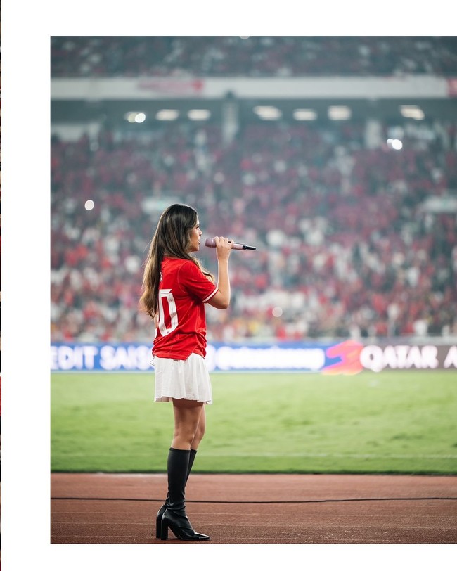 Untuk tampilan lebih stylish sekaligus edgy, Raisa melengkapi busannaya dengan boots selutut. Foto: Instagram Raisa