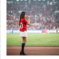 Untuk tampilan lebih stylish sekaligus edgy, Raisa melengkapi busannaya dengan boots selutut. Foto: Instagram Raisa