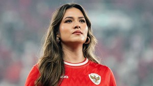 Raisa tampil menyala mengenakan jersey Timnas Indonesia berwarna merah dengan nomor punggung 90. Foto: Instagram Raisa