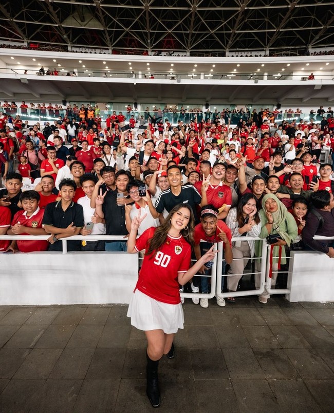 Kemunculan Raisa disambut gembira tak hanya oleh audiens di stadion, tapi juga netizen. Mereka menilai istri Hamish Daud itu pantas sebagai penutup pertandingan yang berlangsung sengit. Foto: Instagram/@high_iso @raisa6690