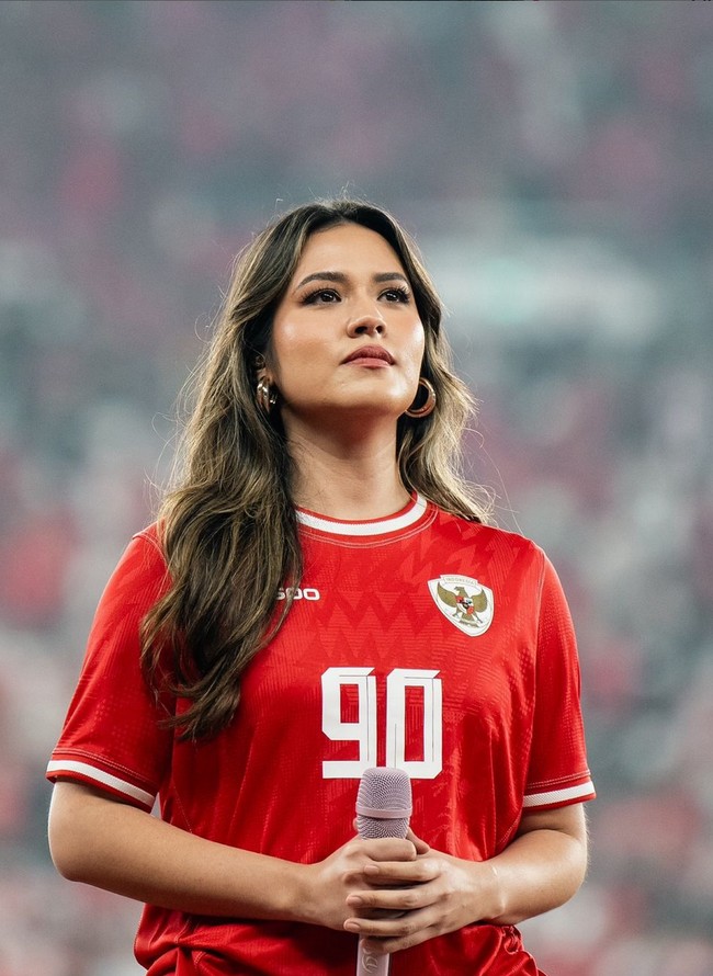 Untuk penampilannya malam kemarin, Raisa mengenakan jersey timnas Indonesia berwarna merah, dengan logo Garuda di dada. Nama ‘Raisa’ tertulis di punggung kaus, sementara angka ’90’ di bagian depan. Foto: Instagram/@high_iso @raisa6690