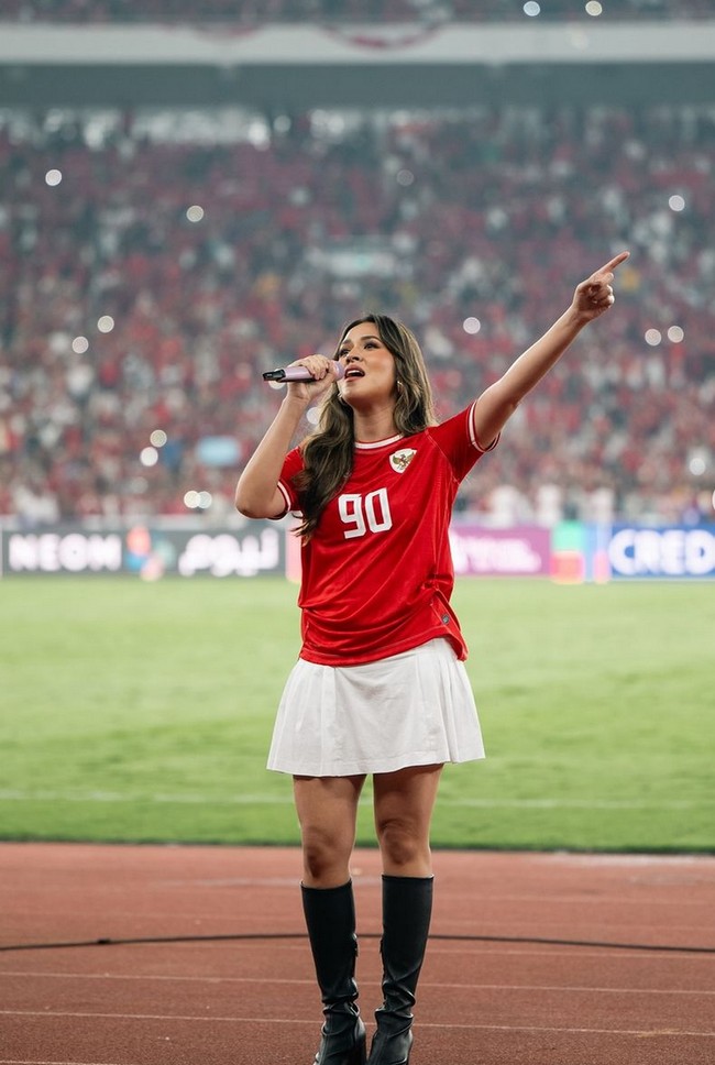 Raisa tampil memukau membawakan lagu ‘Berkibarlah Bendera Negeriku’ di hadapan ribuan suporter Tim Garuda di Stadion Utama GBK, Jakarta, Selasa (10/9/2024). Foto: Instagram/@high_iso @raisa6690