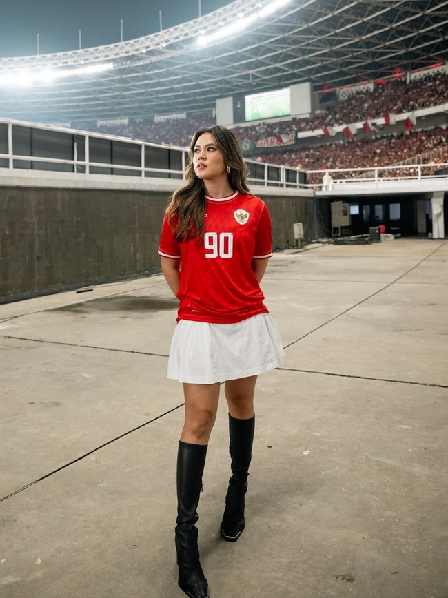 Sentuhan girly ditampilkan lewat padanan rok mini putih, menyiratkan bendera Indonesia, yang berwarna merah-putih. Foto: Instagram/@high_iso @raisa6690