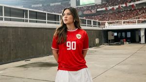 Gaya Merah-putih Raisa Nyanyi untuk Timnas, Disebut Queen of GBK