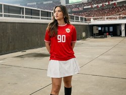 Gaya Merah-putih Raisa Nyanyi untuk Timnas, Disebut Queen of GBK