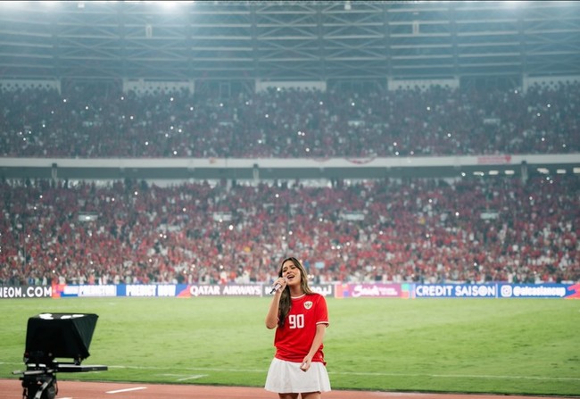 Penyanyi 34 tahun ini juga melantunkan lagu nasional lainnya, ‘Indonesia Pusaka’, yang langsung diikuti ‘choir’ dari penonton yang memadati stadion. Foto: Instagram/@high_iso @raisa6690