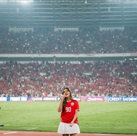 Penyanyi 34 tahun ini juga melantunkan lagu nasional lainnya, ‘Indonesia Pusaka’, yang langsung diikuti ‘choir’ dari penonton yang memadati stadion. Foto: Instagram/@high_iso @raisa6690
