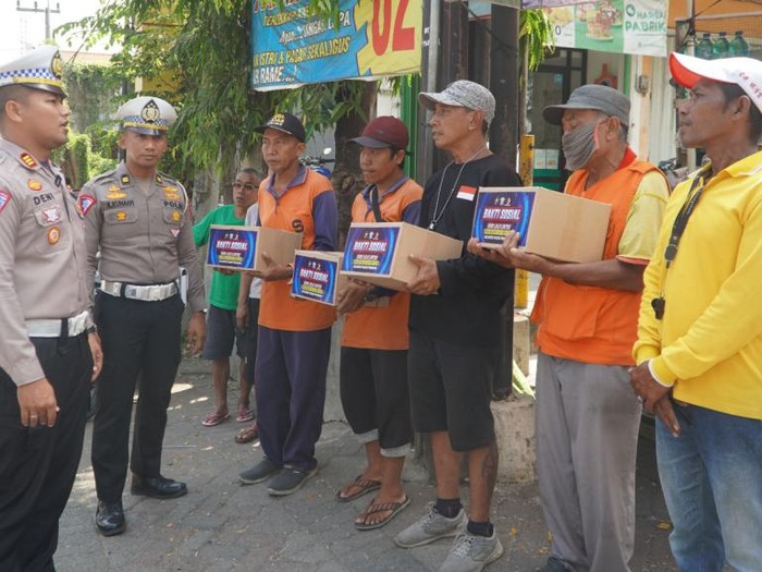 Satlantas Polres Pasuruan Salurkan Bantuan Bagi Supeltas