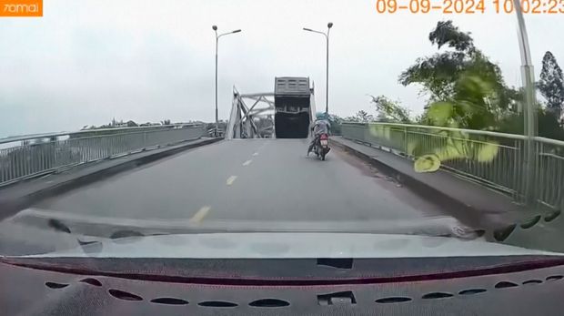 Sebuah jembatan yang biasanya ramai di provinsi Phu Tho, Vietnam runtuh pada hari Senin (9/9/2024) akibat usai di terjang topan Yagi. (Tangkapan Layar Video Reuters/VTV)
