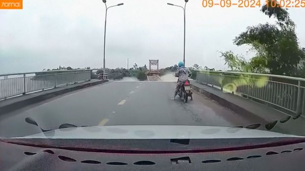 Sebuah jembatan yang biasanya ramai di provinsi Phu Tho, Vietnam runtuh pada hari Senin (9/9/2024) akibat usai di terjang topan Yagi. (Tangkapan Layar Video Reuters/VTV)