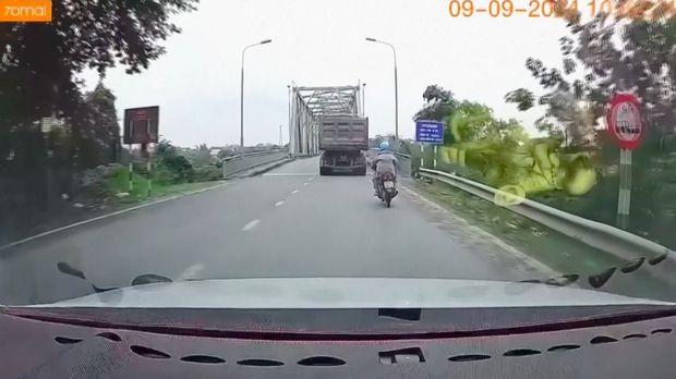 Sebuah jembatan yang biasanya ramai di provinsi Phu Tho, Vietnam runtuh pada hari Senin (9/9/2024) akibat usai di terjang topan Yagi. (Tangkapan Layar Video Reuters/VTV)