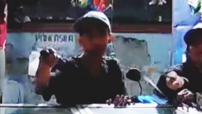 Sebuah video memperlihatkan dua orang pria menodongkan senjata tajam (sajam) ke penjaga warung di Cipayung, Kota Depok, Jawa Barat. Polisi menyelidiki pelaku. (dok Istimewa)