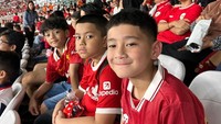 Rafathar, putra pertama Raffi Ahmad dan Nagita Slavina memang suka banget dengan sepak bola. Jadi udah pasti dong nggak boleh ketinggalan buat nonton langsung Timnas Indonesia di GBK. Foto: dok. Instagram Raffi Nagita