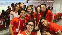 Senyumnya semringah banget. El Rumi nonton bareng Thariq Halilintar, Aaliyah Massaid, Rizky Febian, Mahalini, dan beberapa teman lainnya di GBK. Kok, Syifa Hadju nggak ikut?Foto: dok. Instagram El Rumi
