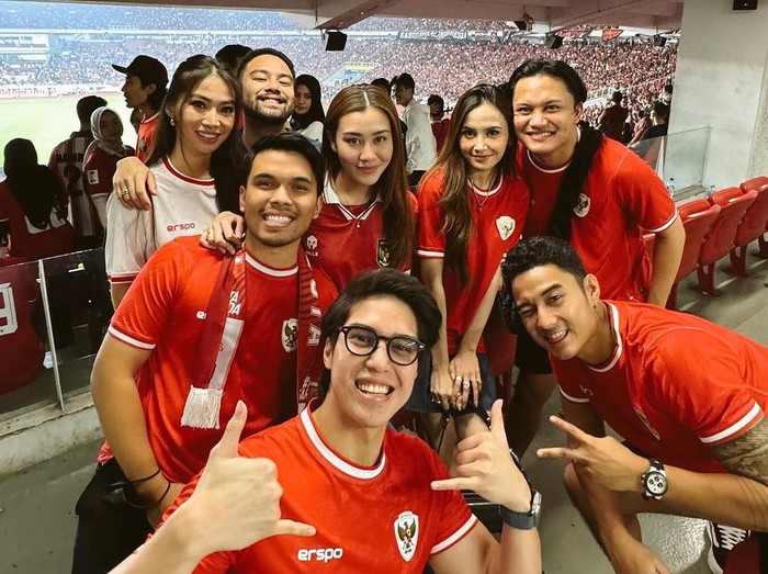 Selebritas nonton Timnas Indonesia vs Australia Selebritas nonton Timnas Indonesia vs Australia di GBK.