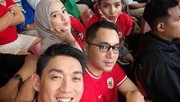 Ifan Seventeen mengajak istri, Citra Monica, ikut merasakan langsung keramaian di GBK untuk mendukung Timnas Indonesia. Foto: dok. Instagram