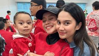 Azizah Salsha, istri Pratama Arhan, tersenyum foto bareng Lesti Kejora dan Muhammad Levian Alfatih Billar. Foto: dok. Instagram Lesti Kejora
