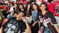 Maria Theodore juga nggak ketinggalan nih. Dia datang bareng teman-temannya, seperti Azizah Salsha dan Yoriko Angeline buat nonton langsung Timnas Indonesia lawan Australia. Foto: dok. Instagram Maria Theodore