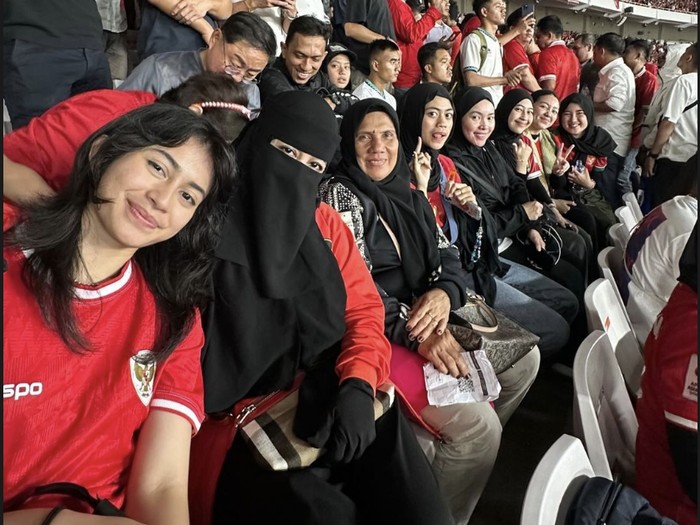 Selebritas nonton timnas Selebritas nonton Timnas Indonesia vs Australia di GBK.