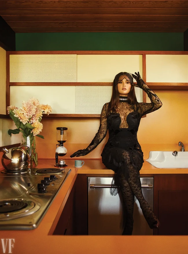 Tampil seksi dengan busana lace hitam, pendiri brand kecantikan Rare Beauty ini mengenakan lingerie dari Agent Provocateur dipadu atasan dan stocking lace koleksi Gucci dan Tom Ford. Foto: Dok. Vanity Fair