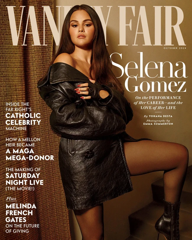 Selena Gomez tampil bak lady boss untuk pemotretan majalah Vanity Fair. Pose fierce di sampul majalah, penyanyi, aktris sekaligus pengusaha ini mengenakan mantel kulit dari koleksi Prada dan boots hitam metalik Le Silla. Foto: Dok. Vanity Fair