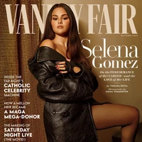 Selena Gomez tampil bak lady boss untuk pemotretan majalah Vanity Fair. Pose fierce di sampul majalah, penyanyi, aktris sekaligus pengusaha ini mengenakan mantel kulit dari koleksi Prada dan boots hitam metalik Le Silla. Foto: Dok. Vanity Fair