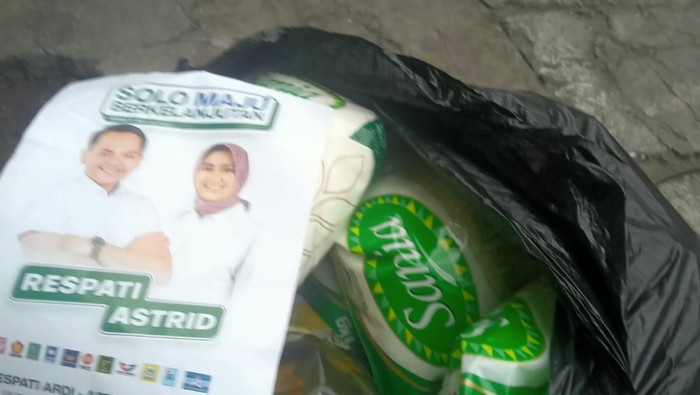 Sembako yang diduga dibagikan paslon Respati-Astrid, yang diadukan DPC PDIP Solo ke Bawaslu Solo, Selasa (10/9/2024).
