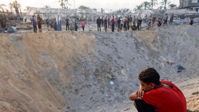 A Palestinian boy looks on at the site following Israeli strikes on a tent camp sheltering displaced people, amid the Israel-Hamas conflict, at the Al-Mawasi area in Khan Younis, in the southern Gaza Strip, September 10, 2024. REUTERS/Mohammed Salem     TPX IMAGES OF THE DAY