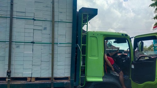 Sopir truk ditemukan meninggal di pinggir Jalan Denpasar-Gilimanuk, Mendoyo, Jembrana, Rabu (11/9/2024). (Dok. Polsek Mendoyo)