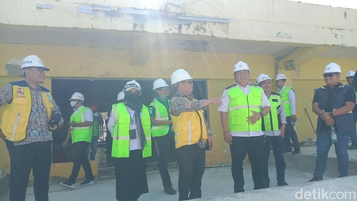 Tim PUPR bersama Pemkot Parepare saat meninjau progres renovasi di Stadion BJ Habibie.