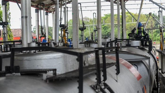 Stok BBM Nasional Ditingkatkan untuk Amankan Pasokan Energi Petugas memeriksa tanki saat pengisian bahan bakar minyak (BBM) ke kereta tanker Pertamina di TBBM Kertapati Pertamina, Palembang, Sumatera Selatan, Selasa (10/9/2024). Presiden Joko Widodo menetapkan stok BBM nasional sebesar 9,64 juta barel guna memastikan cadangan ketersediaan BBM dalam mengatasi fluktuasi harga minyak global dan krisis darurat energi. ANTARA FOTO/Muhammad Bagus Khoirunas/tom.